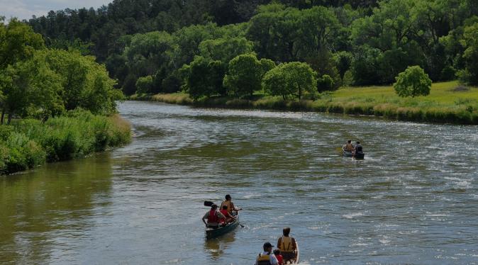 Balade en canoë sur une rivière