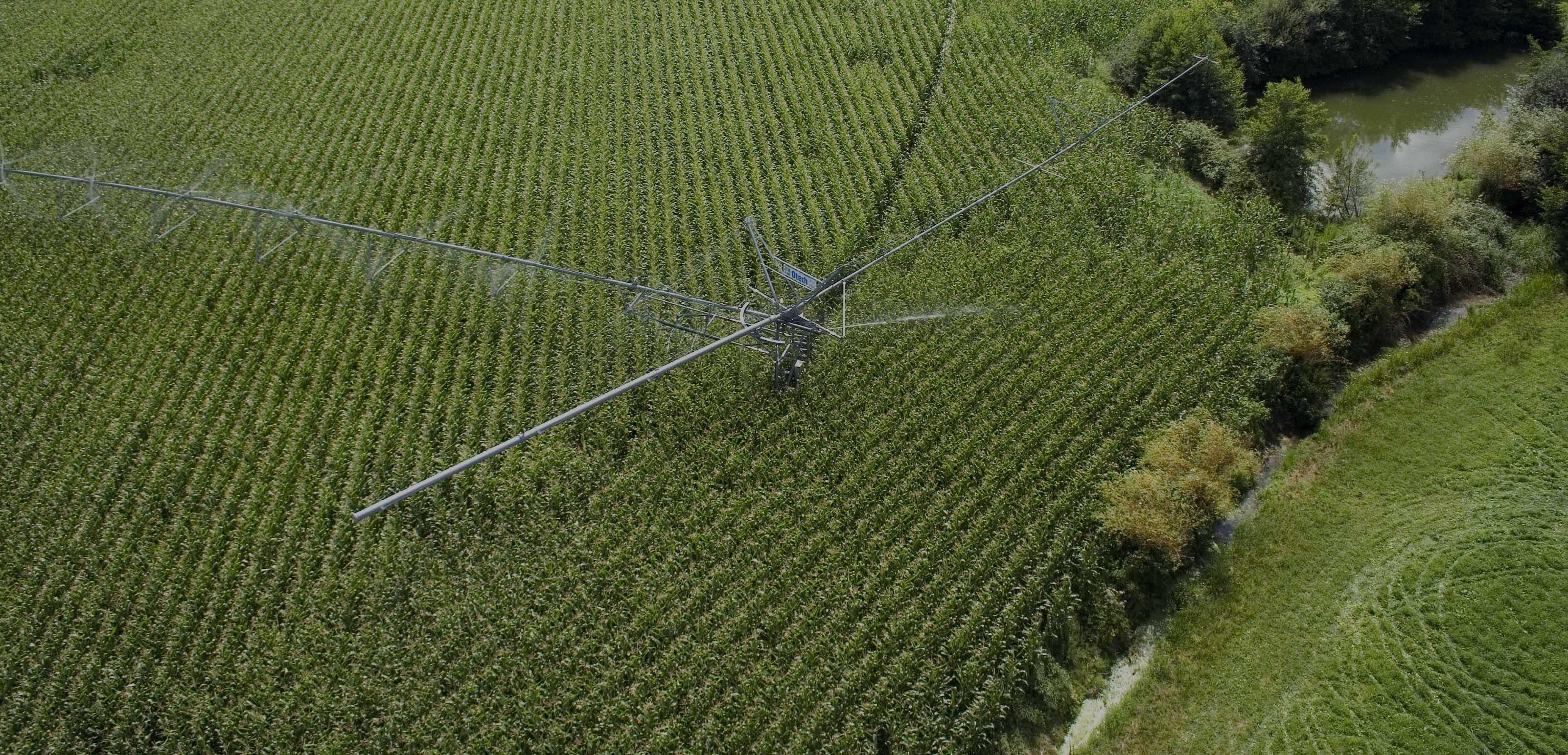 Porte à faux escamotable sur pivot d'irrigation